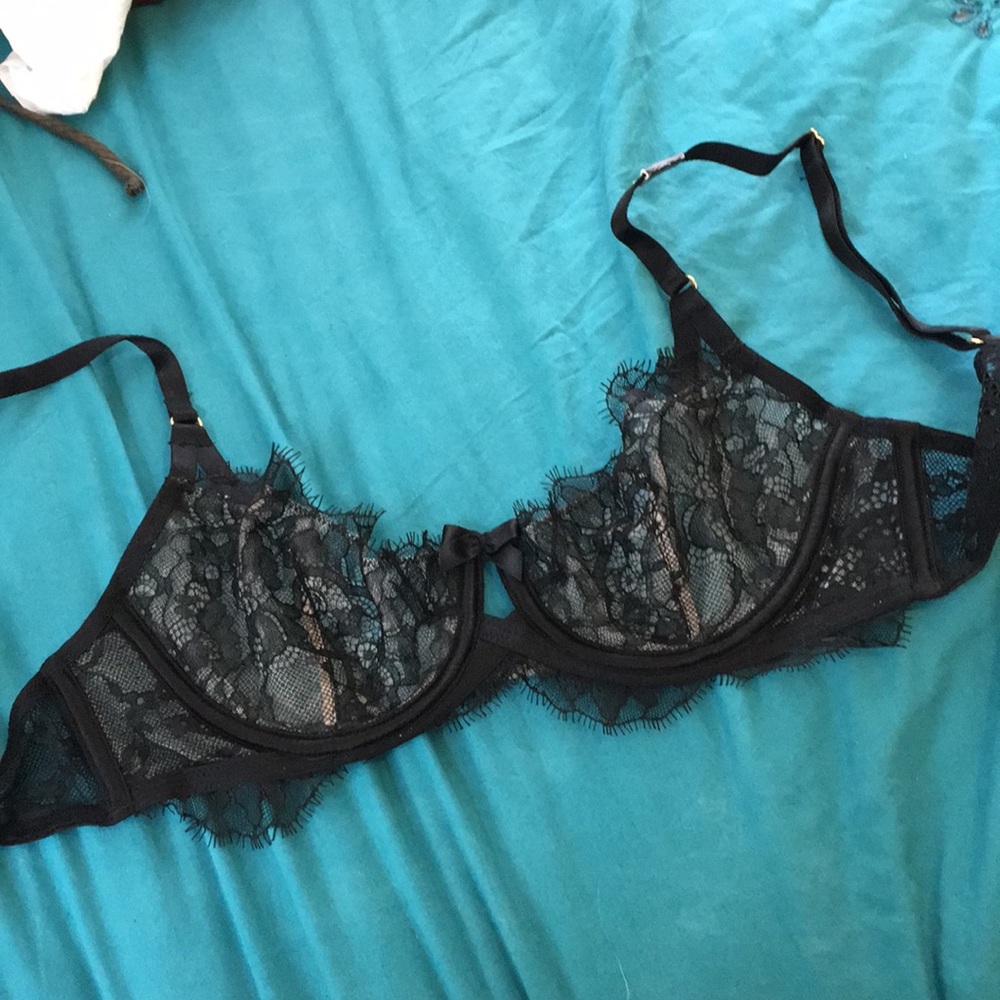 Victoria secret bras 34b NEVER WORN!
